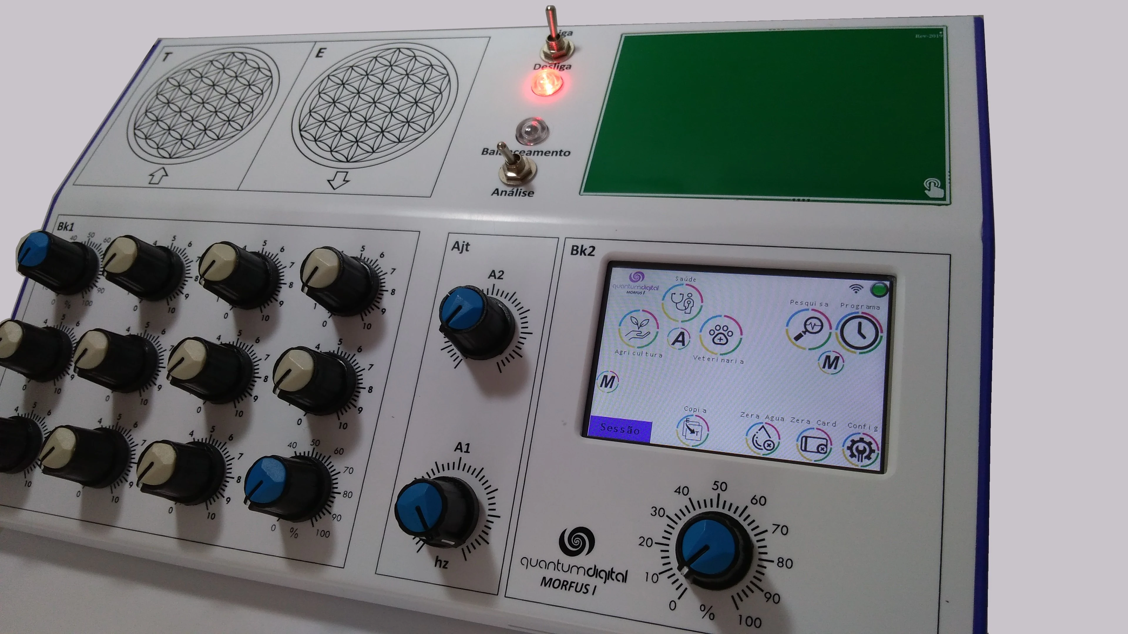 Equipamento Morfus1 completo, com tela, controles e áreas de trabalho
